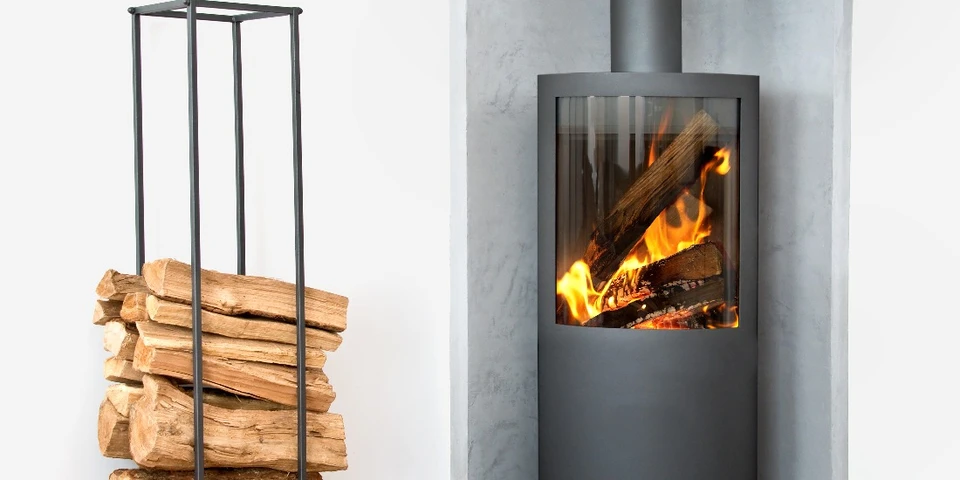 Une équipe d'architectes travaillant avec des plans pour le plan architectural, un ingénieur esquissant un projet de construction, un concept d'énergie verte