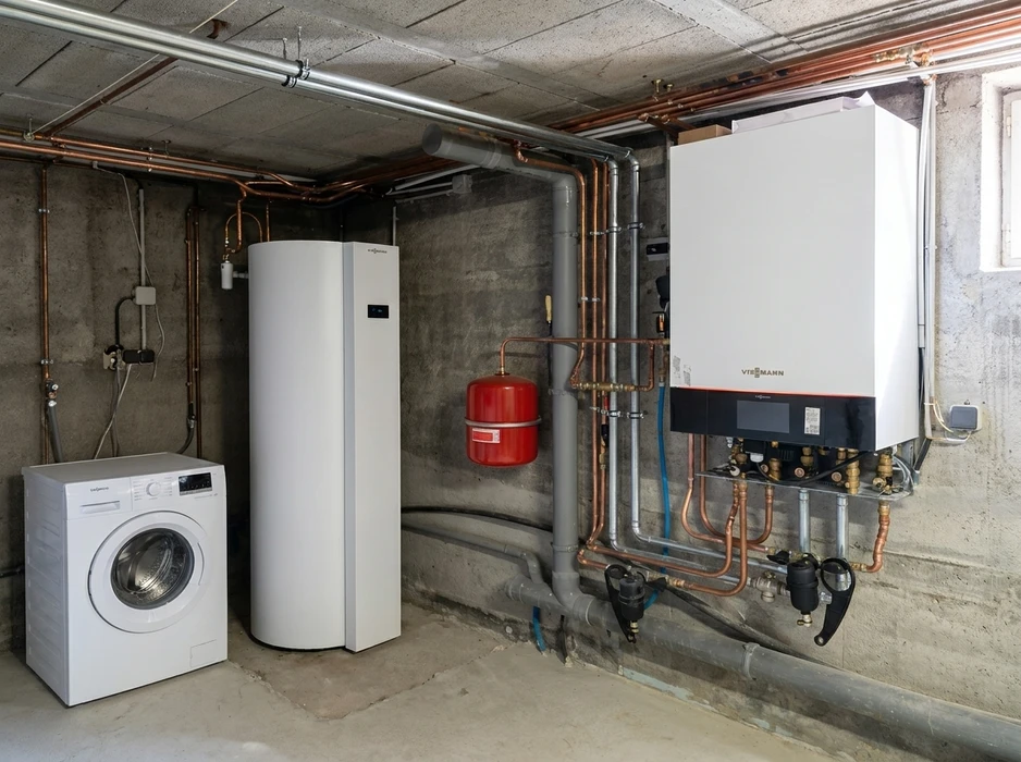 Sous-sol technique résidentiel avec installation de chauffage complète