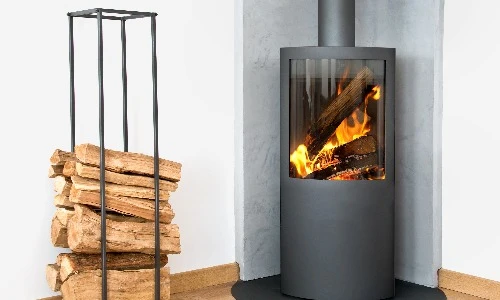 Intérieur résidentiel avec radiateur à panneaux blanc installé sur mur bleu vif