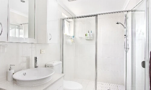 Intérieur de salle de bain avec baignoire blanche et carrelage mural