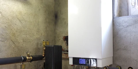 Intérieur résidentiel avec radiateur en fonte blanc installé sous fenêtres