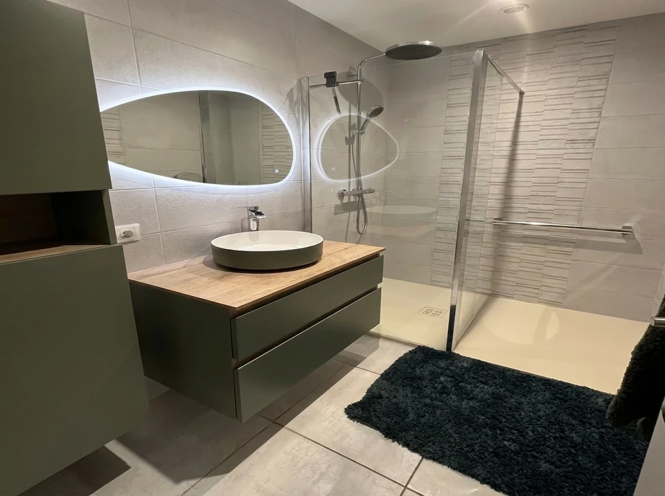 Salle de bain moderne avec douche à l'italienne, paroi vitrée noire, robinetterie noire mate