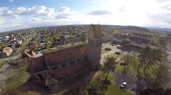 Photographie réaliste de la ville de Wittenheim montrant un paysage urbain caractéristique avec bâtiments résidentiels ou commerciaux typiques de la région Alsacienne, un quartier ou un repère architectural reconnaissable de cette commune. L'image doit être claire, professionnelle et illustrer visuellement l'une des communes principales de la zone d'intervention d'ACS LOHMULLER SAS, en complément de la carte géographique, de la vue de Mulhouse et de Kingersheim déjà sélectionnées pour cette section.