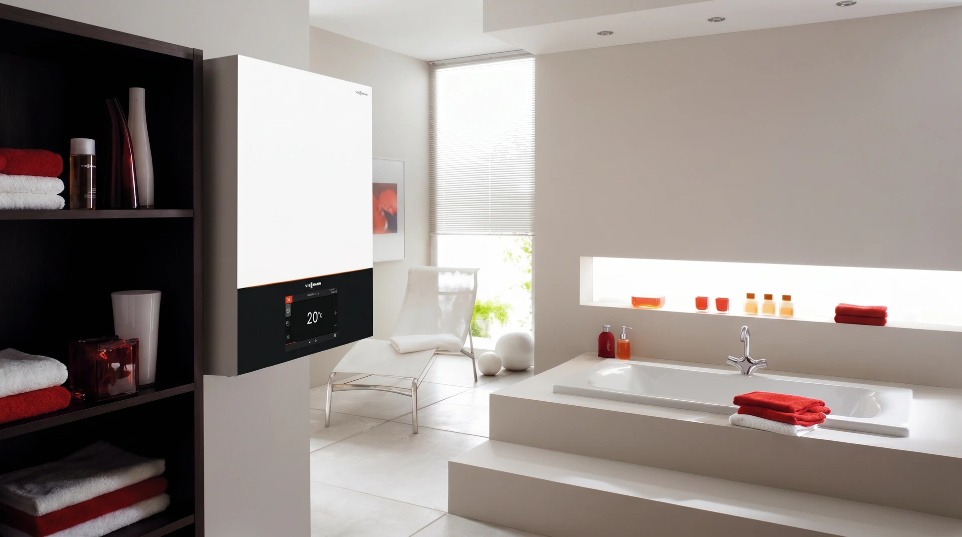 Local technique moderne avec chaudière murale blanche, vase d'expansion vert installé sur support métallique, collecteurs de chauffage avec vannes de régulation