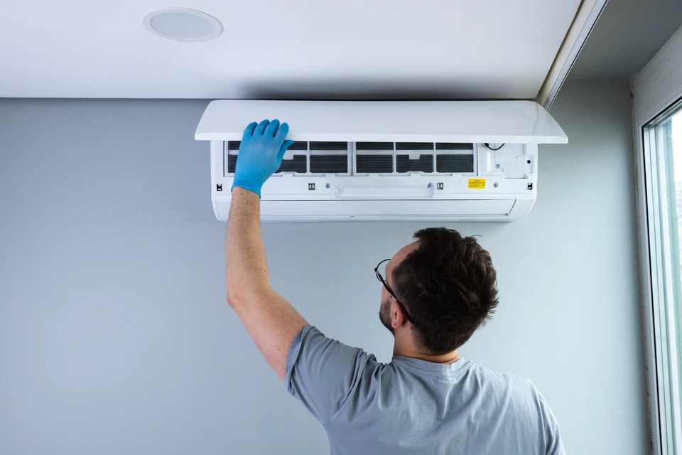 Atelier de réparation climatisation avec technicien