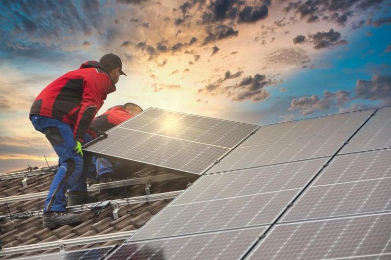 Maintenance des panneaux solaires, optimisez leur rendement et durabilité